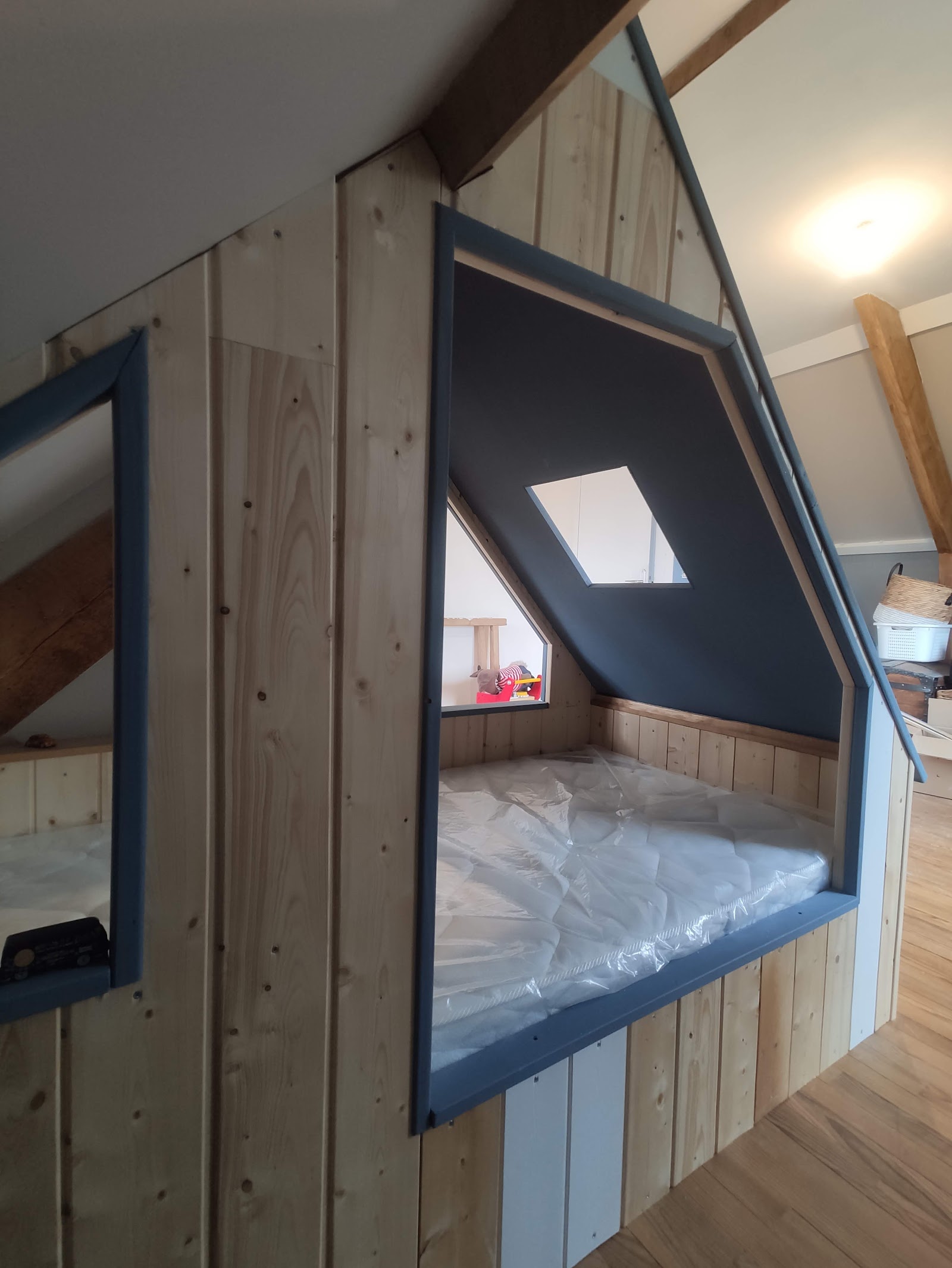 Réalisation d'un lit cabane sur mesure en bois
