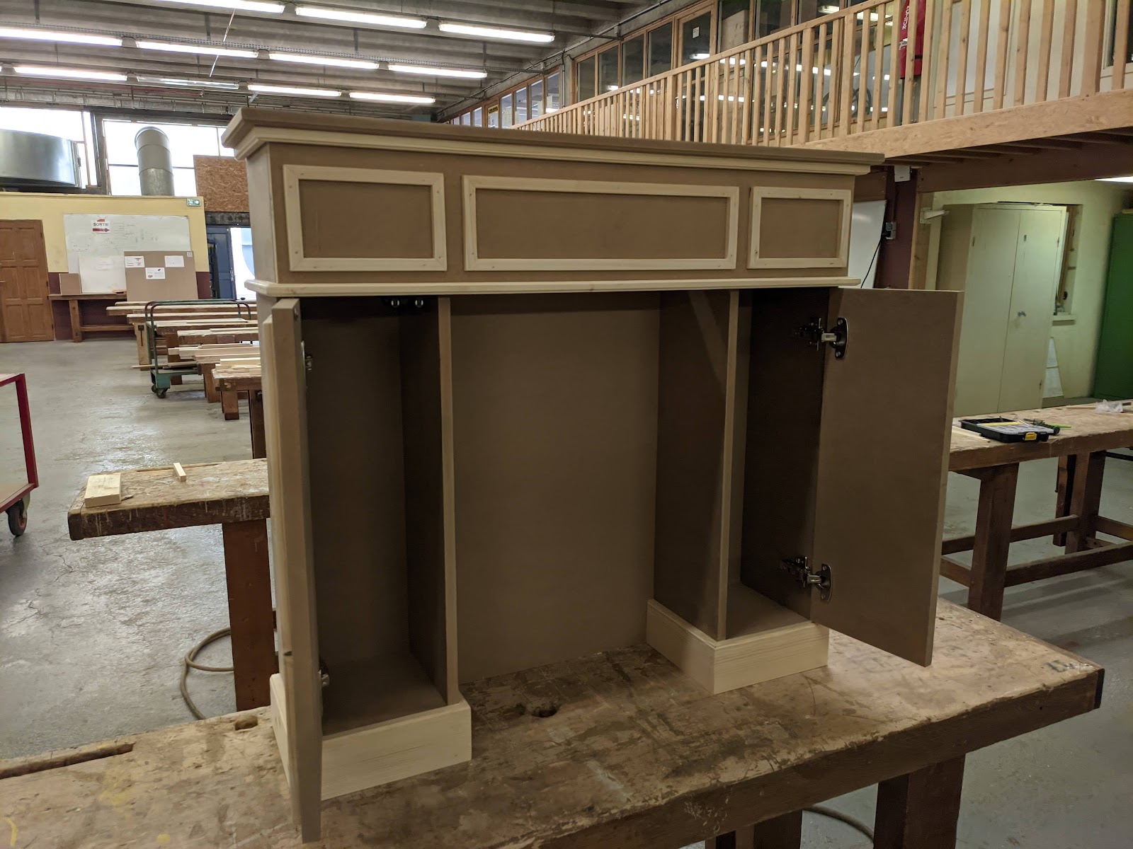 Fabrication d'un meuble de cheminée décoratif en atelier