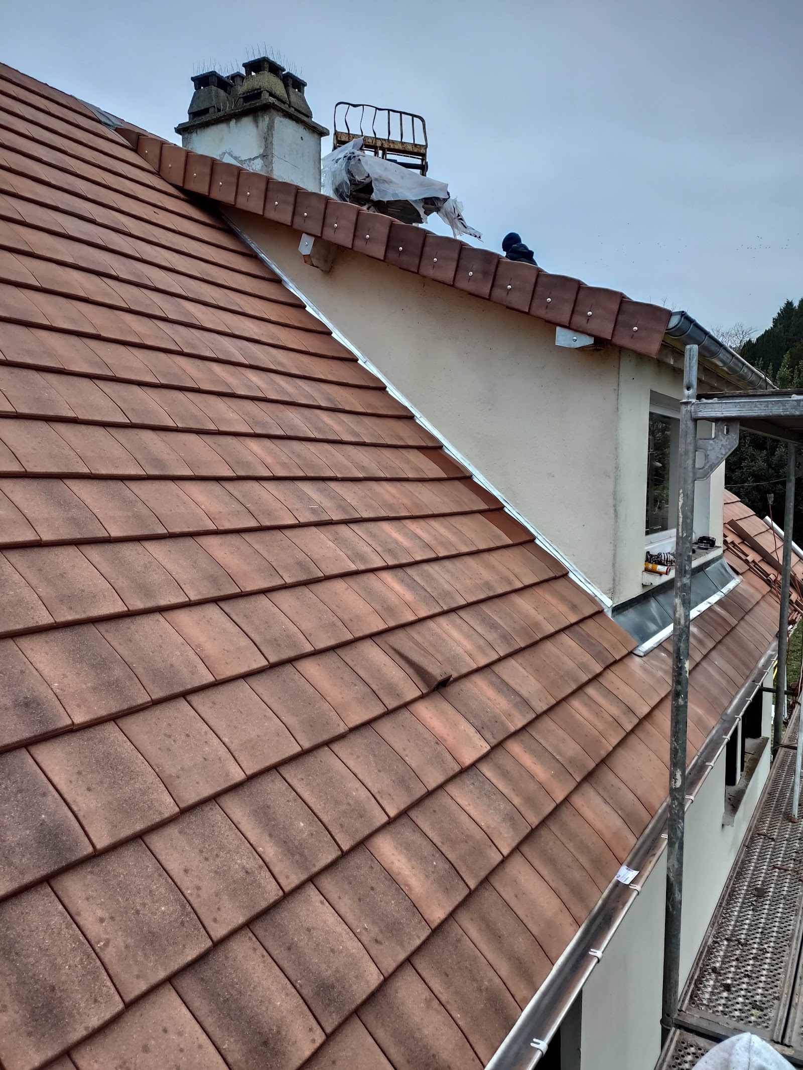 Couverture en tuiles plates et finitions de zinguerie
