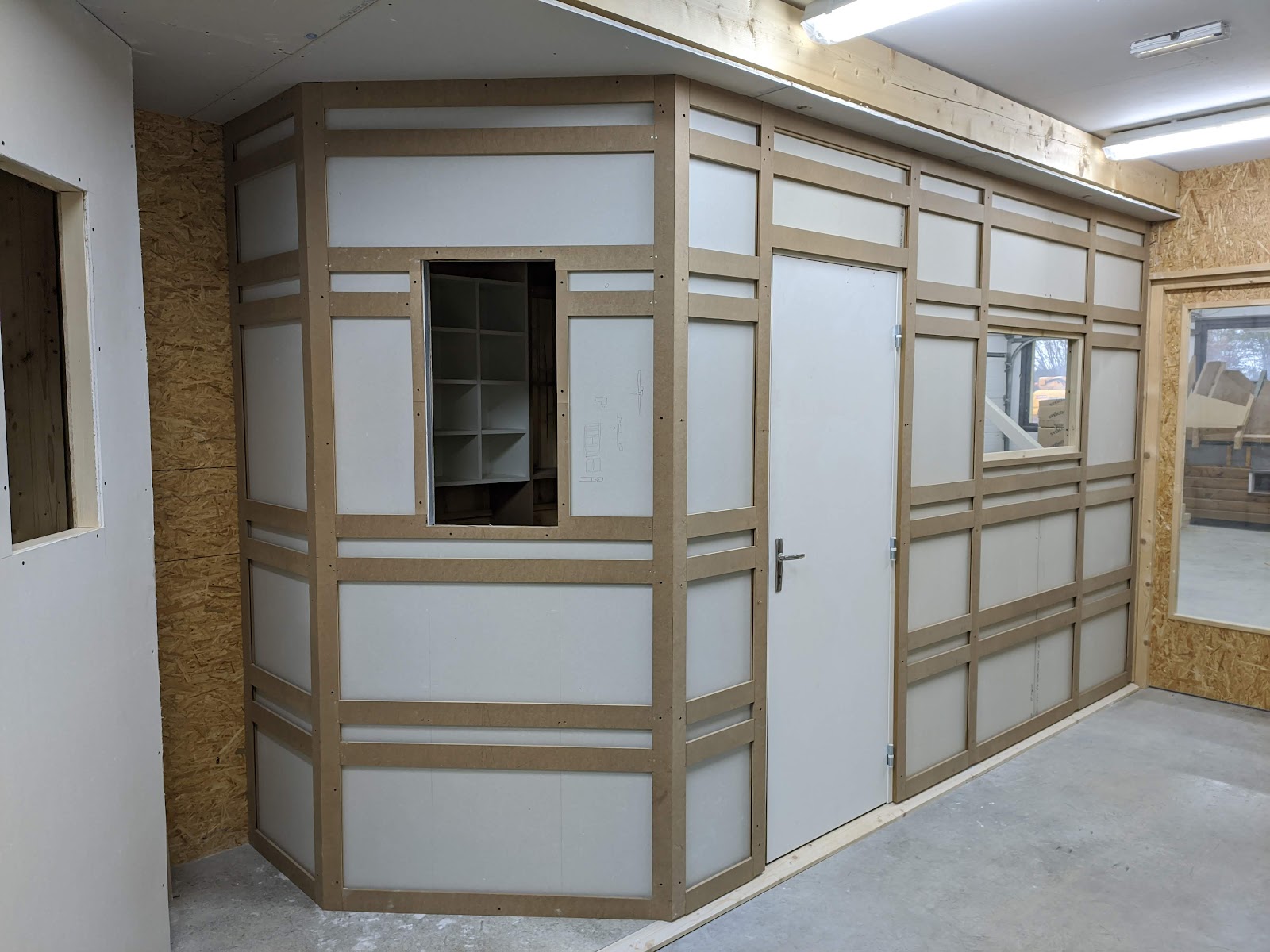 Structure de cloisonnement intérieur en cours de montage