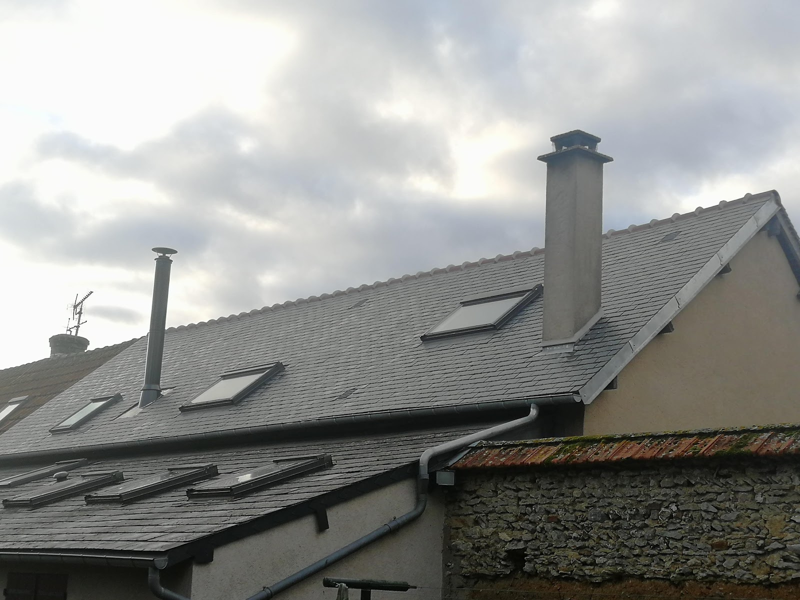 Toiture en ardoise et pose de fenêtres de toit